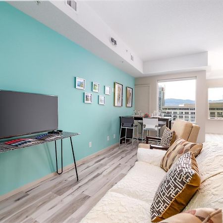 Tiffany Blue@Downtown Culture District Apartment Kelowna Bagian luar foto