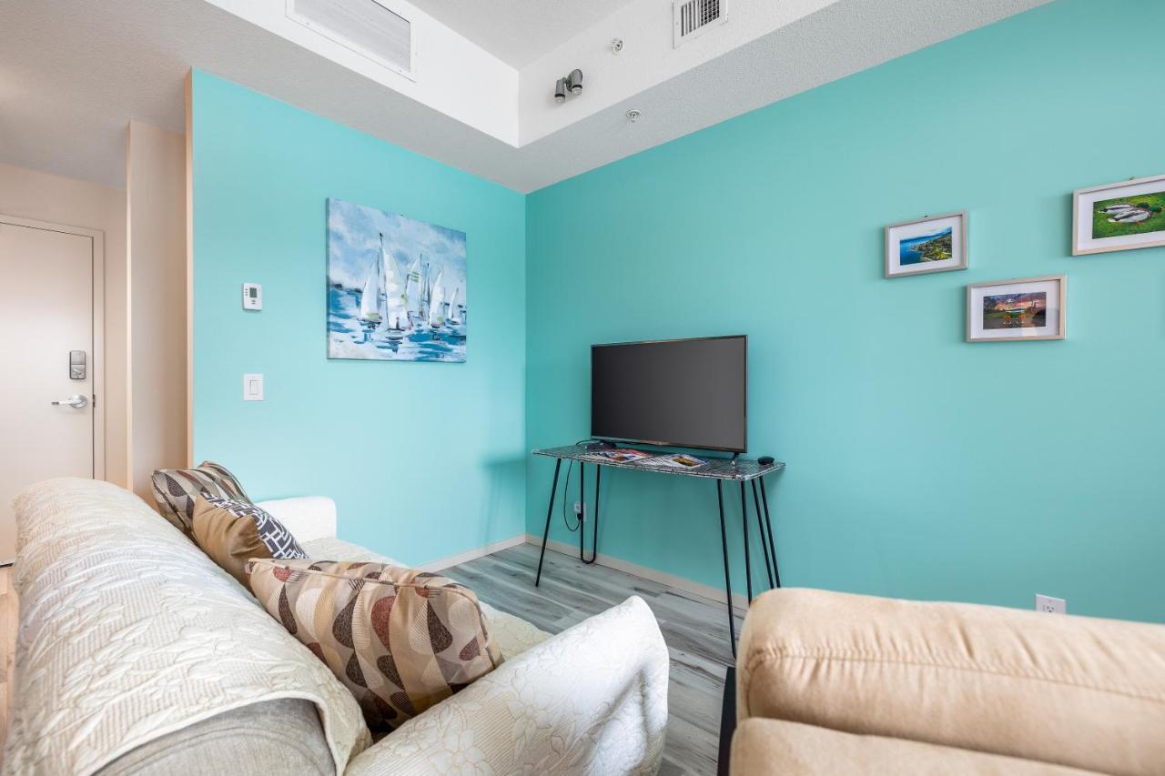 Tiffany Blue@Downtown Culture District Apartment Kelowna Bagian luar foto