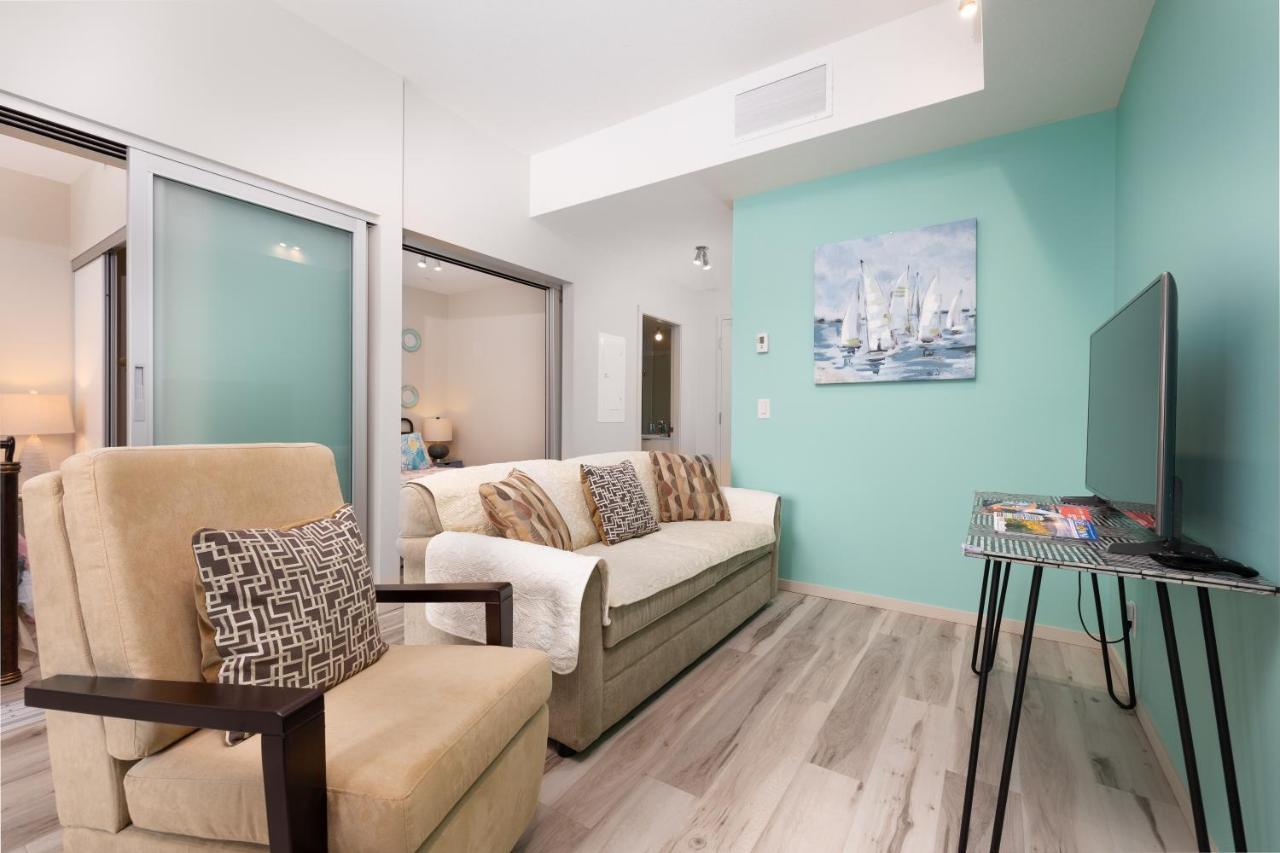 Tiffany Blue@Downtown Culture District Apartment Kelowna Bagian luar foto