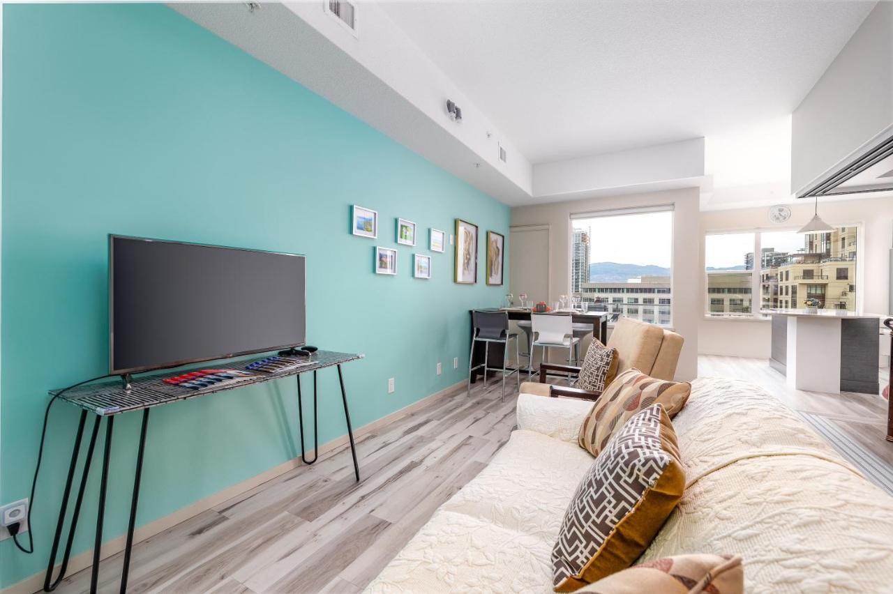 Tiffany Blue@Downtown Culture District Apartment Kelowna Bagian luar foto