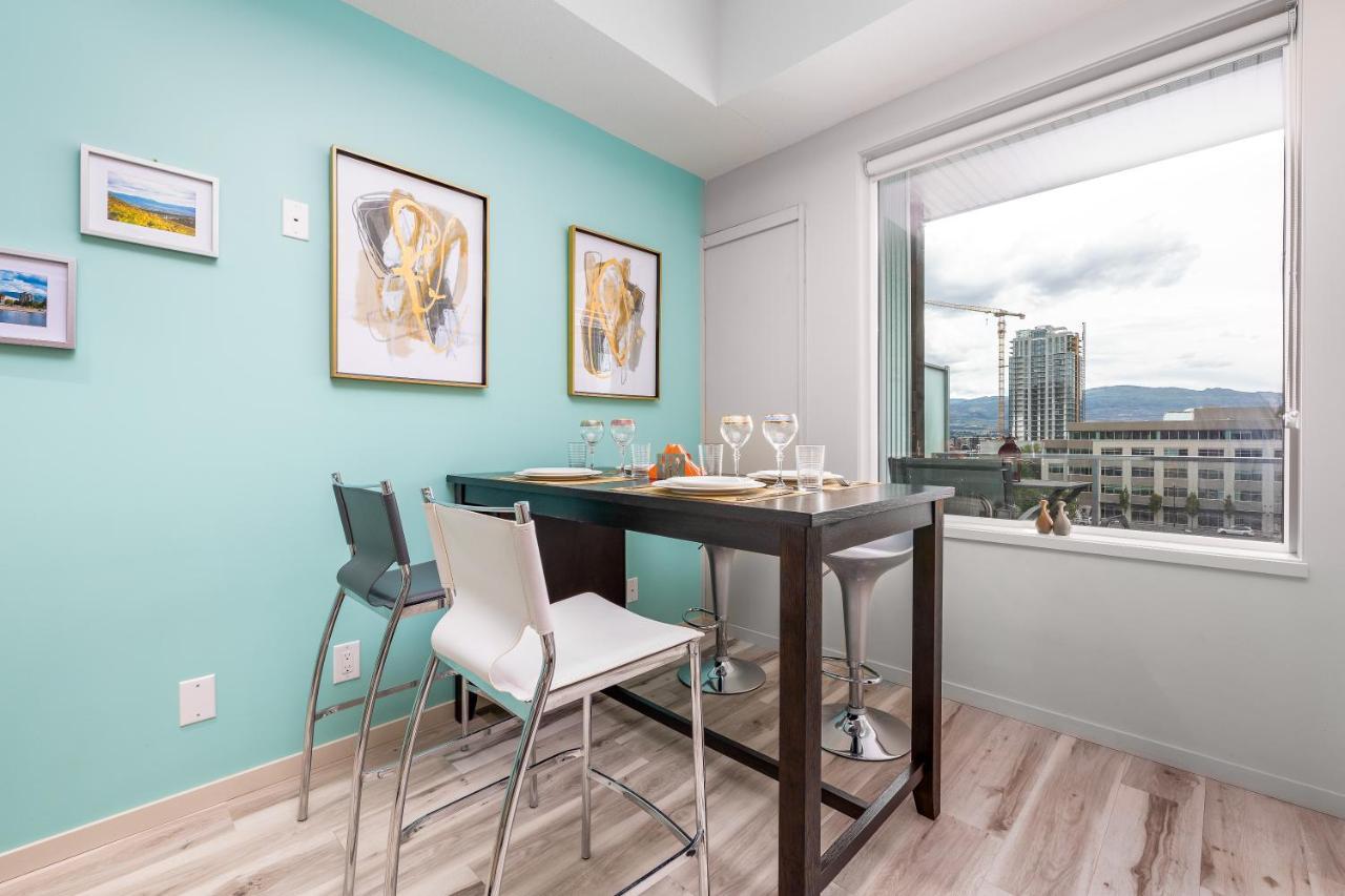 Tiffany Blue@Downtown Culture District Apartment Kelowna Bagian luar foto